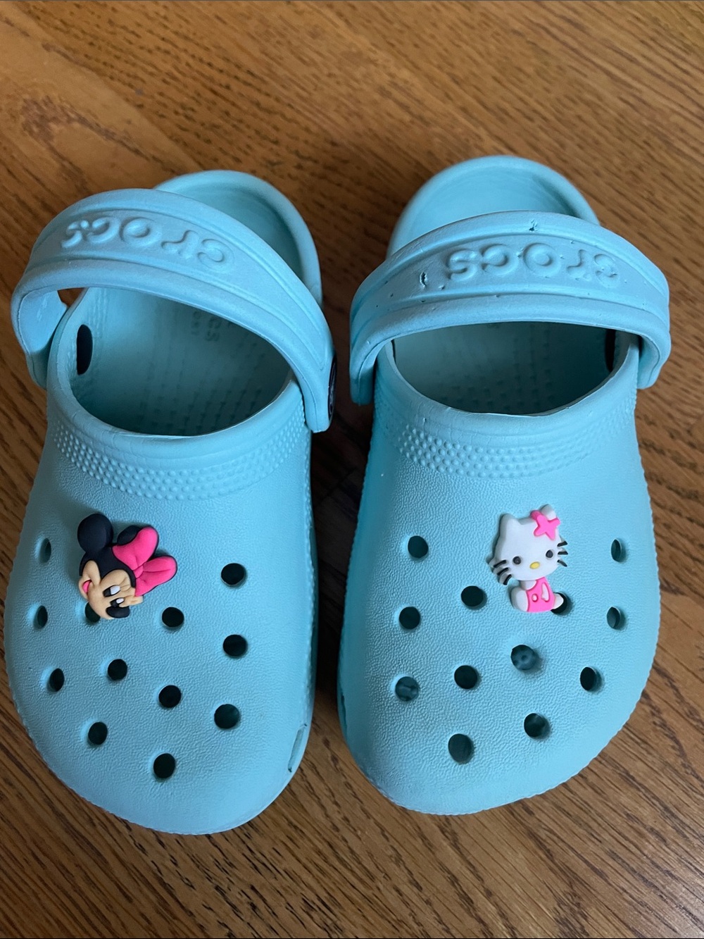 CROCS Kids Light Blue Clogs with Minnie & Hello Kitty Charms girls 8